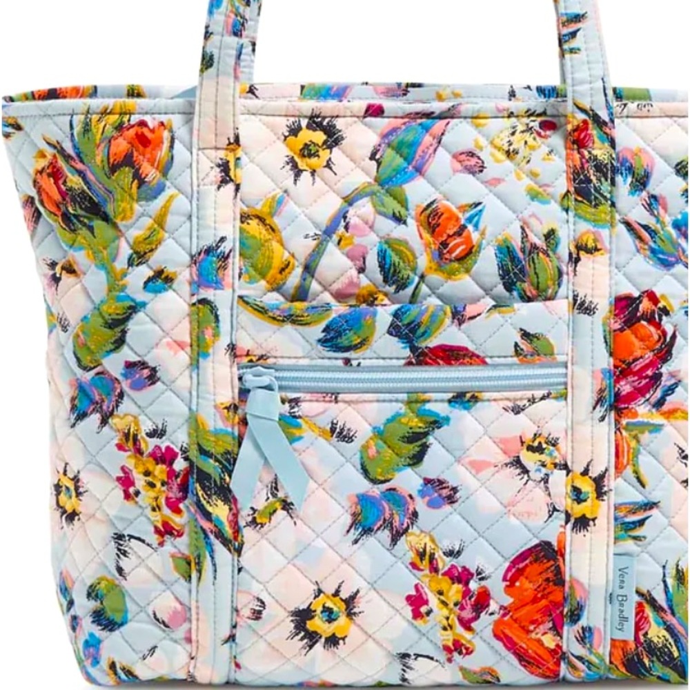 Vera Bradley small tote
Pattern: Sea Air Floral 
6 slip  pockets
Zip-closure.